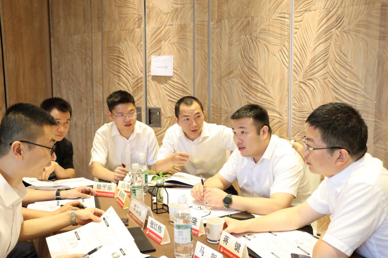 2021年6月25日-26日，尊龙时凯二建组织开展了2021年中高层主管执行力培训。本次培训特邀清华、北大、上海交大总裁班讲师，中国企业家协会特聘高级讲师许晋老师进行授课。